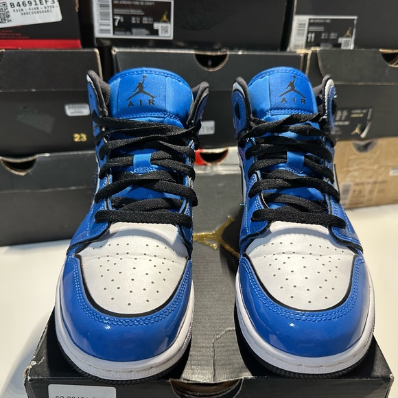 Jordan 1 Mid Signal Blue (GS) - Picture 2 of 8